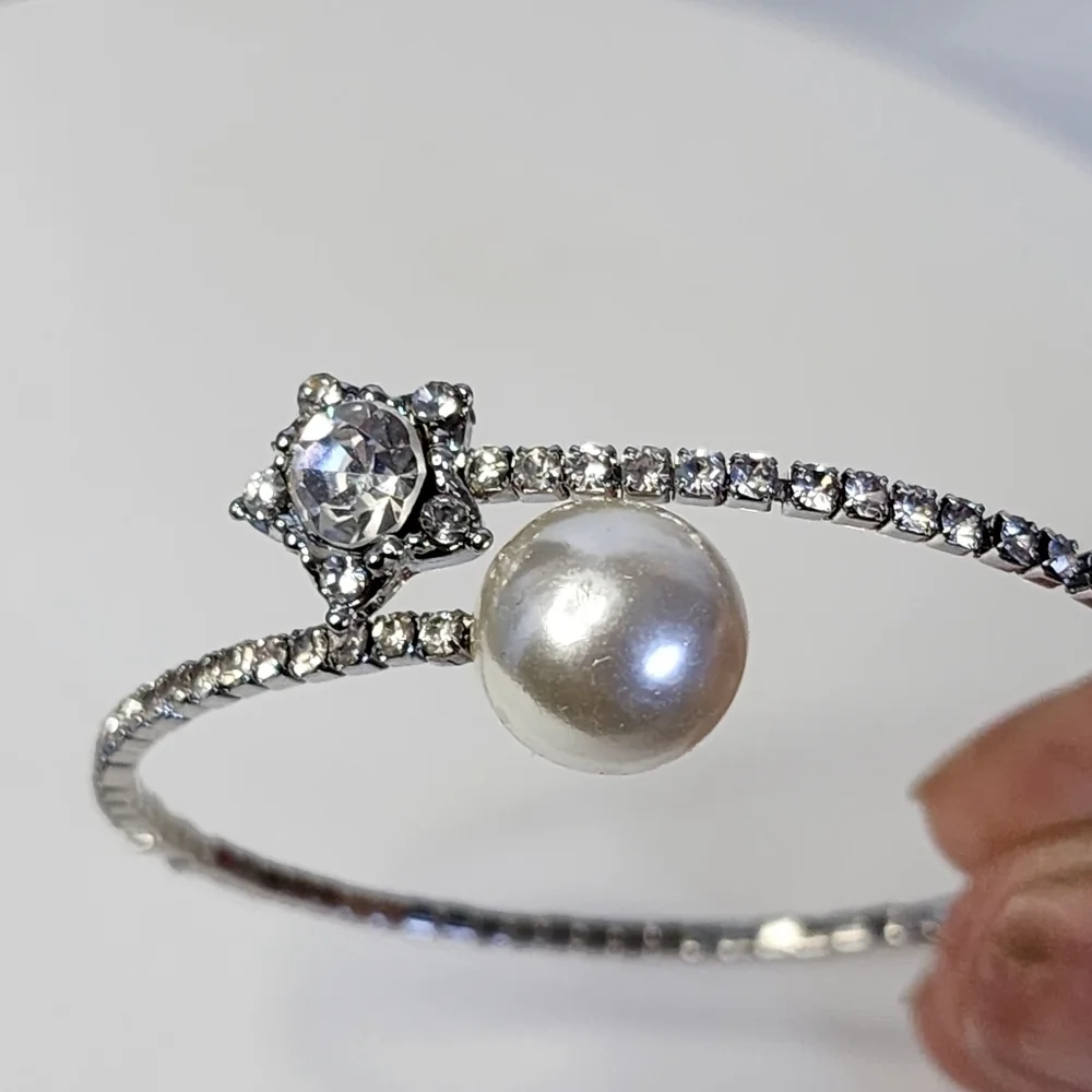 Flexible Crystal Star and Faux Pearl Bangle Bracelet